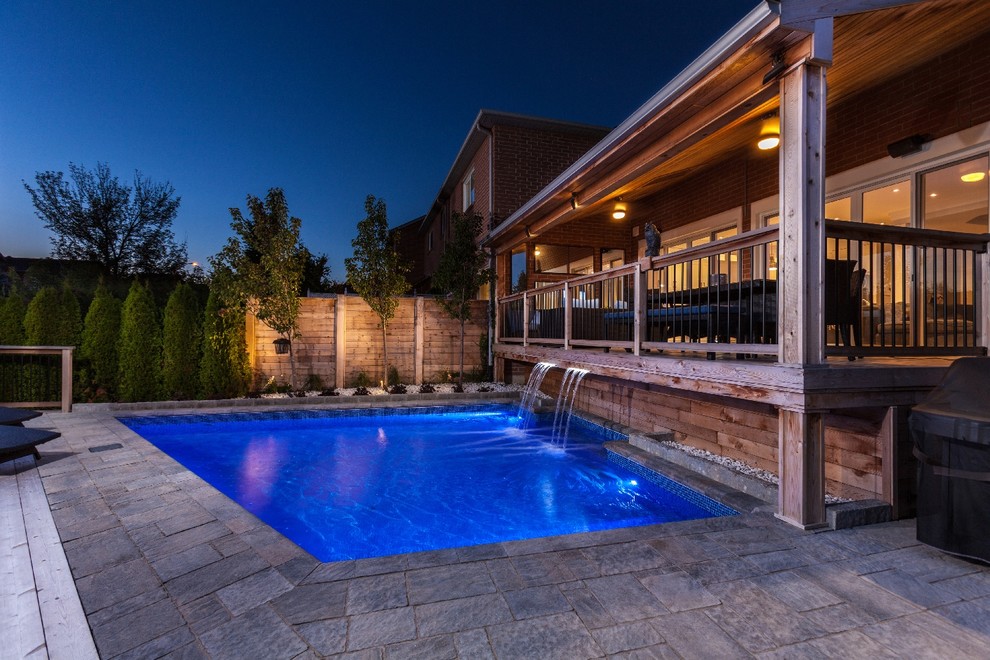 Idee per una piscina stile rurale personalizzata di medie dimensioni e dietro casa con fontane e pavimentazioni in pietra naturale