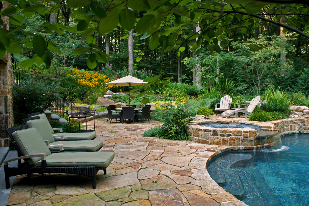 Idee per una piscina chic personalizzata con pavimentazioni in pietra naturale