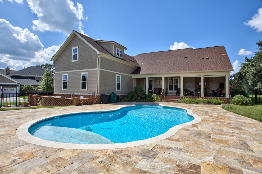 Inspiration för amerikanska anpassad pooler på baksidan av huset, med naturstensplattor