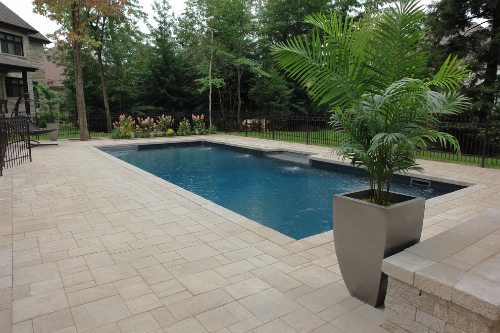 Foto di una piscina moderna rettangolare dietro casa con una dépendance a bordo piscina e pavimentazioni in mattoni