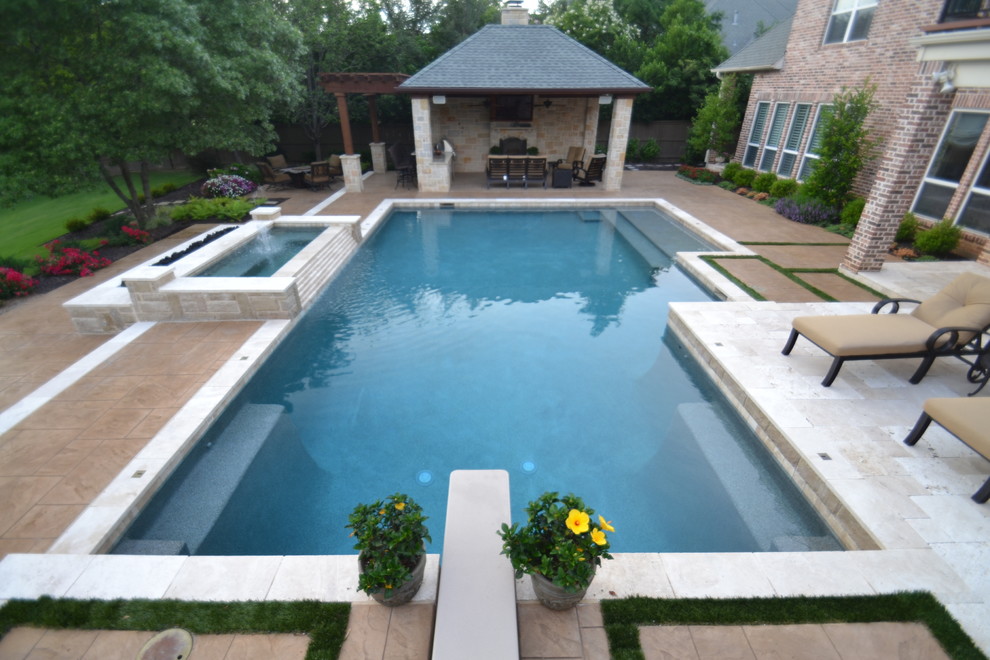 Foto på en mellanstor vintage pool på baksidan av huset, med en fontän och marksten i betong