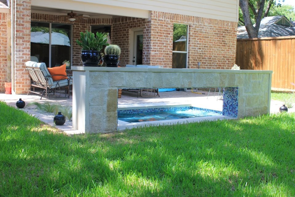 Immagine di una piscina contemporanea personalizzata dietro casa con una vasca idromassaggio