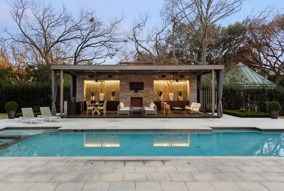 На фото: бассейн среднего размера на заднем дворе в средиземноморском стиле с домиком у бассейна с