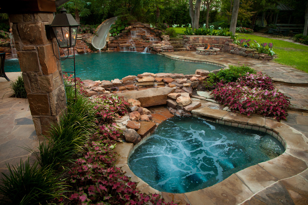 Modelo de casa de la piscina y piscina natural rústica grande a medida en patio trasero con adoquines de piedra natural