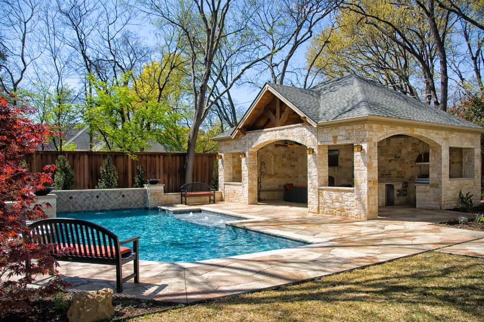 Ispirazione per una piscina monocorsia tradizionale rettangolare di medie dimensioni e dietro casa con una dépendance a bordo piscina e pavimentazioni in pietra naturale