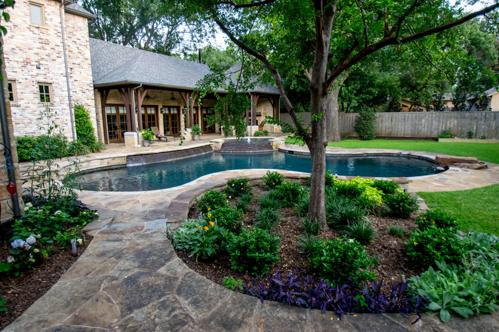 Ispirazione per una piscina rustica personalizzata di medie dimensioni e dietro casa con fontane e pavimentazioni in pietra naturale