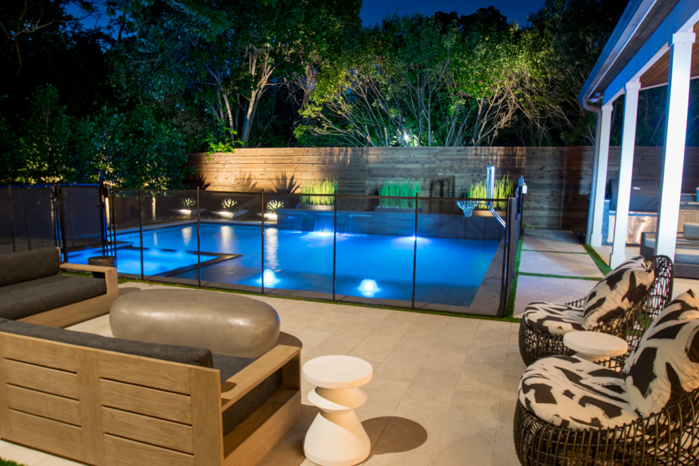 Ejemplo de piscina moderna pequeña a medida en patio trasero con privacidad y adoquines de piedra natural