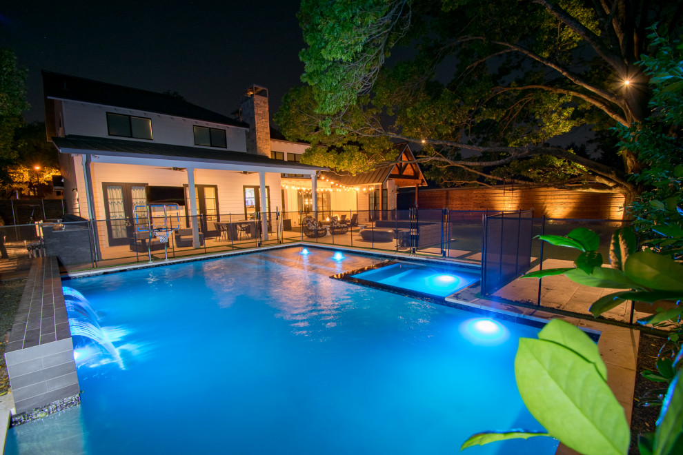 Kleiner Moderner Pool hinter dem Haus in individueller Form mit Sichtschutz und Natursteinplatten in Dallas