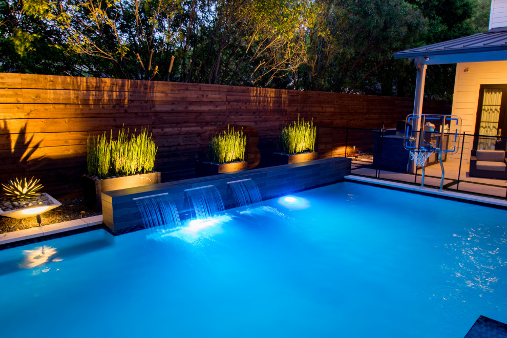 Dallas Small Modern Pool, Flush Spa with Safety Fence - Modern - Pool ...