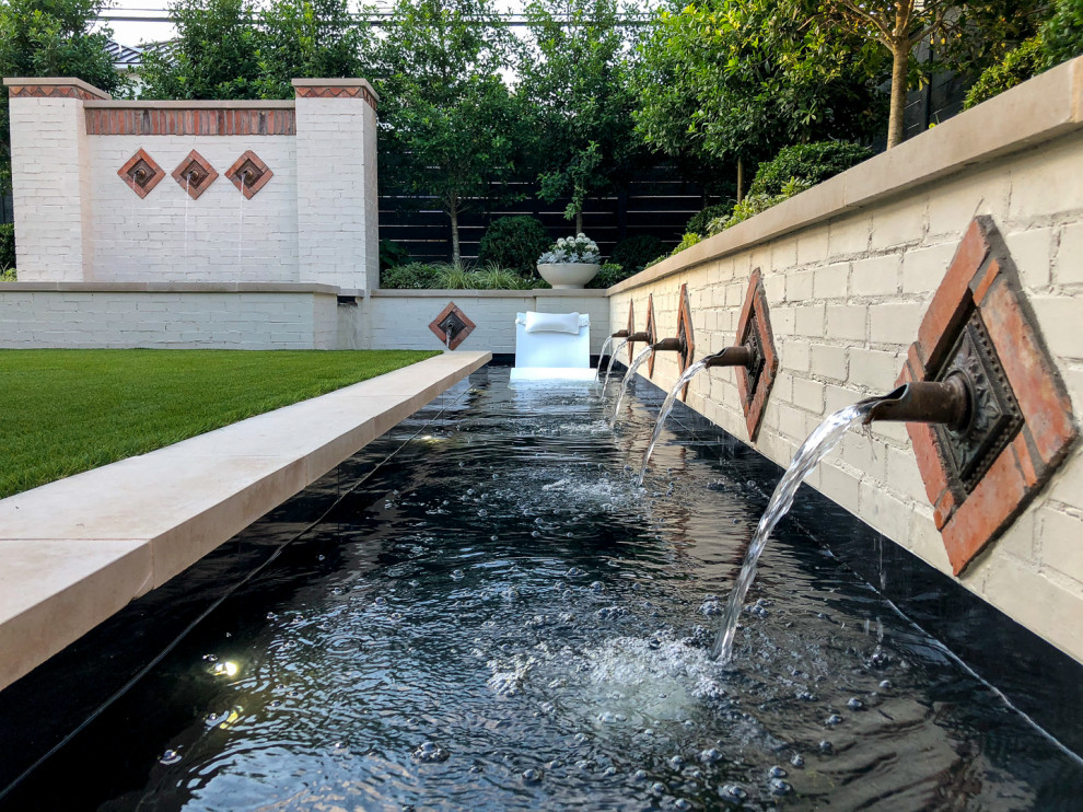 Imagen de piscina con fuente clásica pequeña a medida en patio trasero