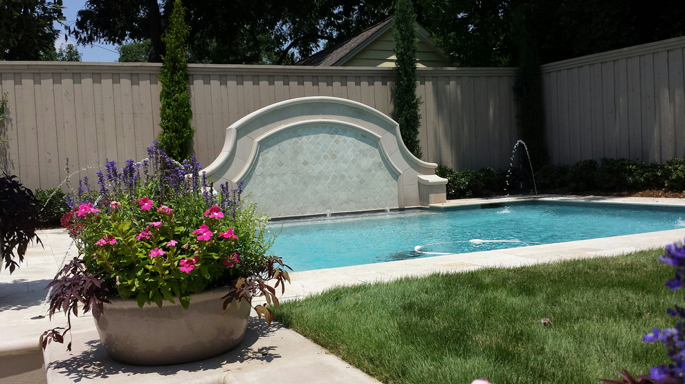 This is an example of a traditional back rectangular lengths swimming pool in Dallas.