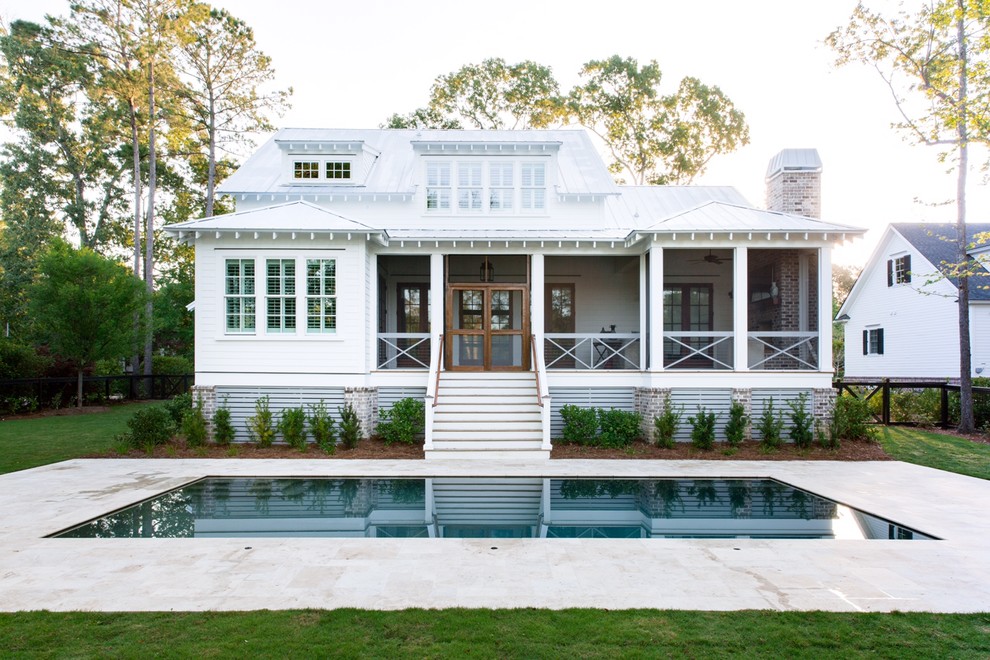 Источник вдохновения для домашнего уюта: бассейн среднего размера на заднем дворе в классическом стиле