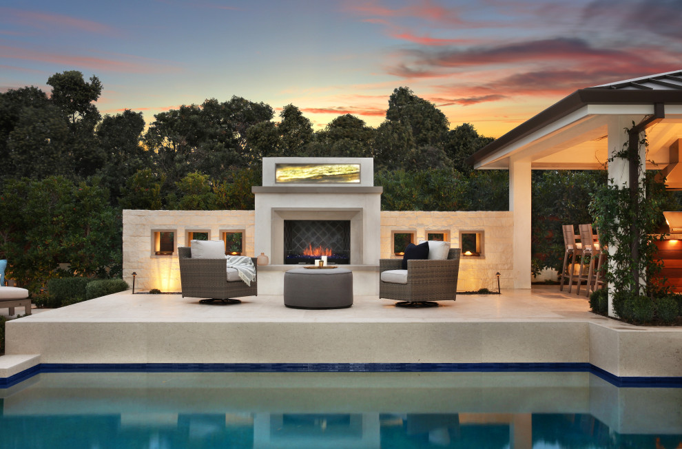 Modelo de piscina con fuente contemporánea grande rectangular en patio con adoquines de piedra natural