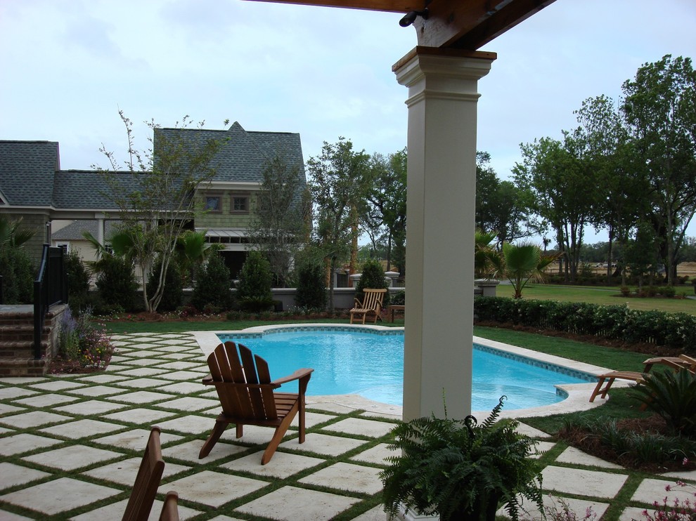 Immagine di una piscina monocorsia stile marino personalizzata di medie dimensioni e dietro casa con una vasca idromassaggio e pavimentazioni in cemento