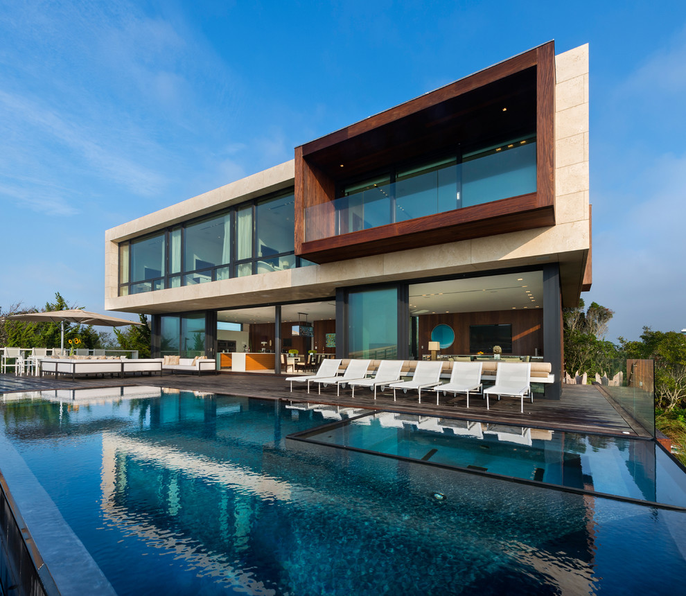 Cette photo montre une piscine tendance rectangle avec une terrasse en bois.