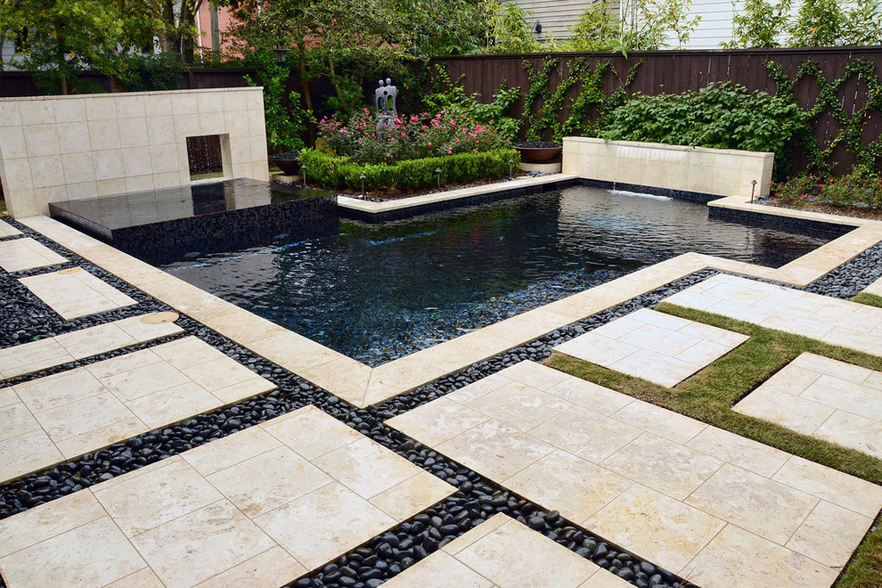 Идея дизайна: большой бассейн произвольной формы на заднем дворе в стиле ретро с джакузи и покрытием из плитки