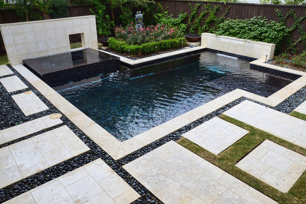 На фото: большой бассейн произвольной формы на заднем дворе в стиле ретро с джакузи и покрытием из плитки