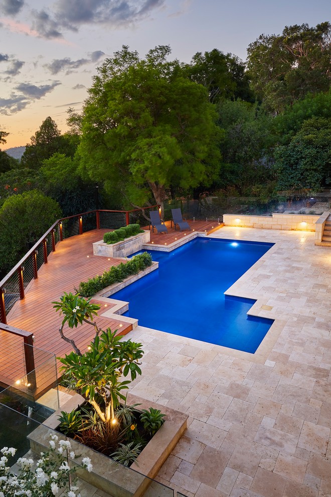 Foto de piscina con fuente natural contemporánea grande rectangular en patio trasero con entablado