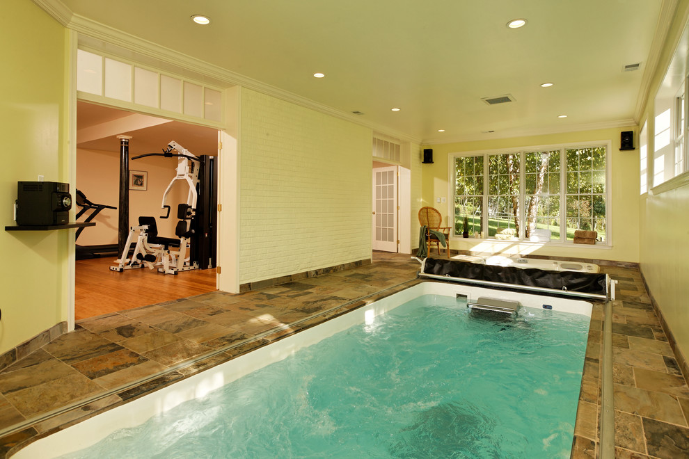 Идея дизайна: прямоугольный бассейн в доме в классическом стиле с покрытием из плитки