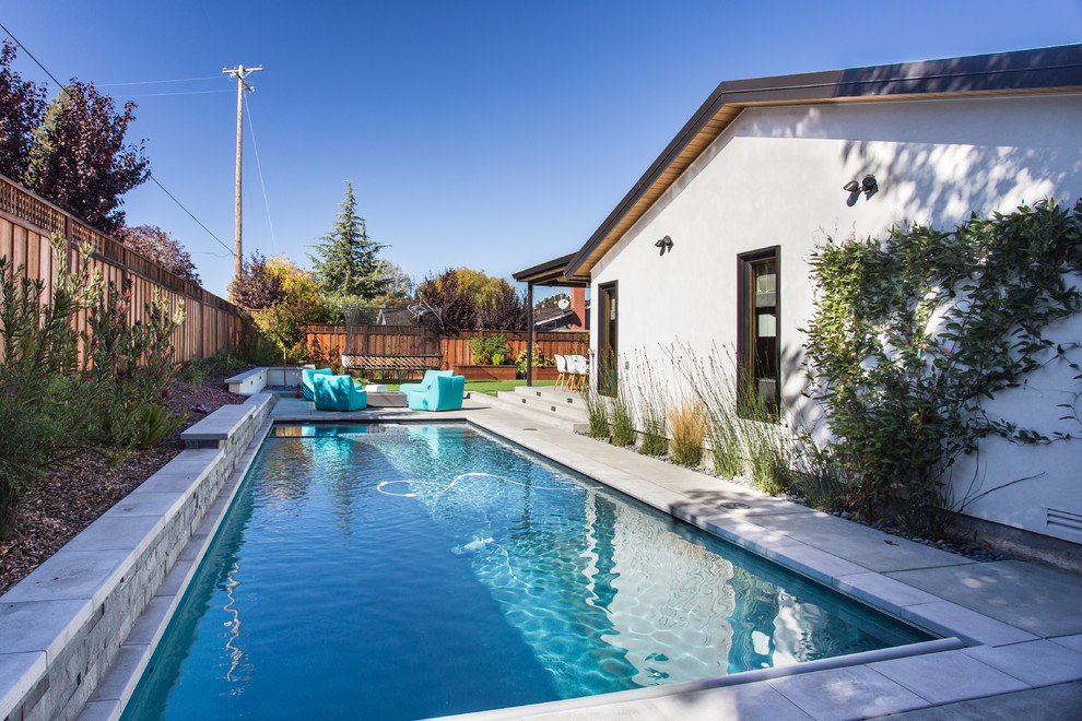 Ispirazione per una piscina moderna di medie dimensioni e nel cortile laterale