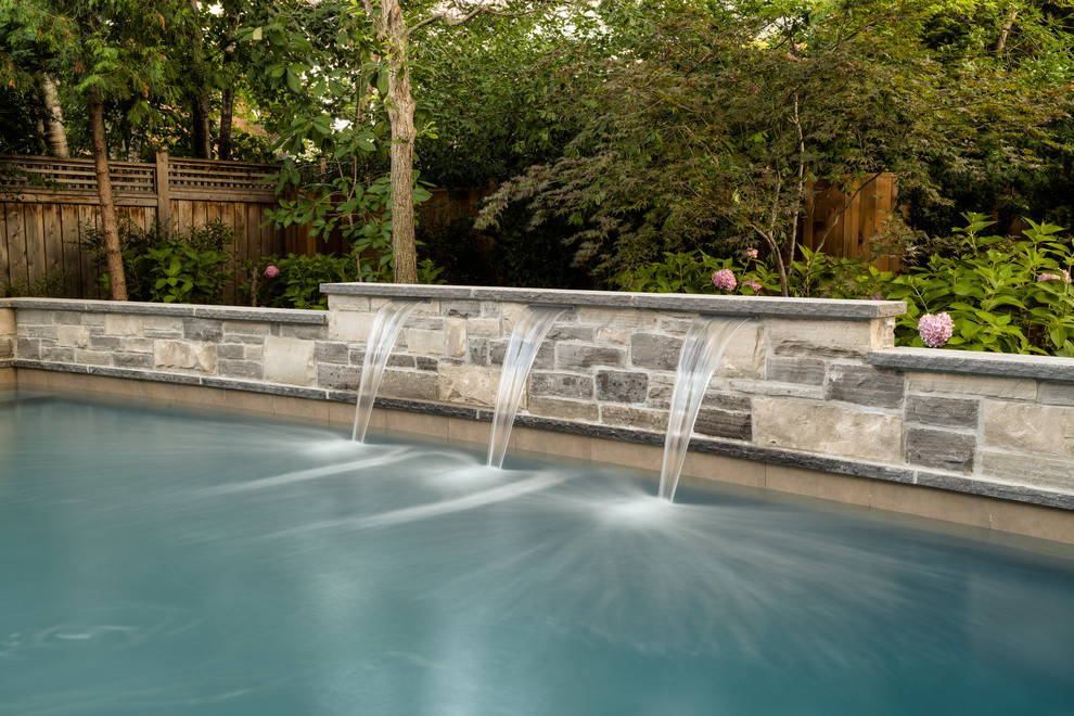 Идея дизайна: спортивный, прямоугольный бассейн среднего размера на заднем дворе в классическом стиле с фонтаном и покрытием из каменной брусчатки