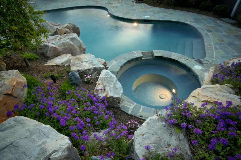 Inspiration för stora klassiska anpassad pooler på baksidan av huset, med spabad och naturstensplattor
