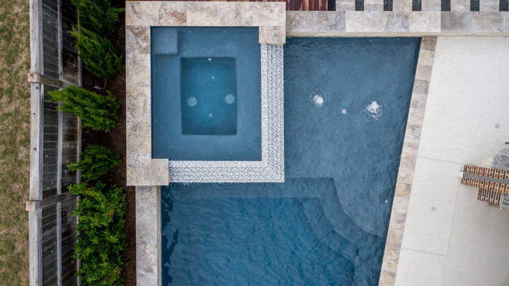Свежая идея для дизайна: большой бассейн произвольной формы на заднем дворе в современном стиле с настилом - отличное фото интерьера