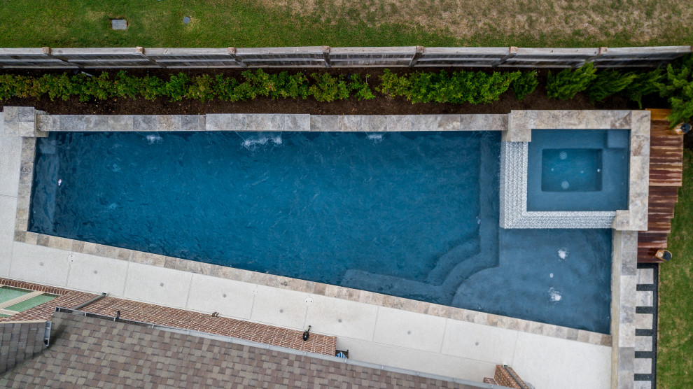 Пример оригинального дизайна: большой бассейн произвольной формы на заднем дворе в современном стиле с настилом