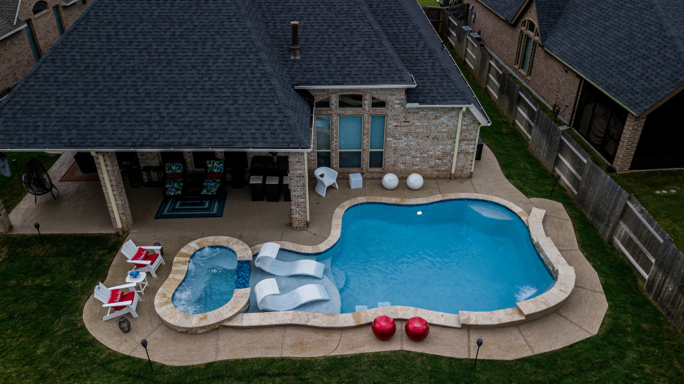 Ispirazione per una piscina tropicale personalizzata di medie dimensioni e dietro casa