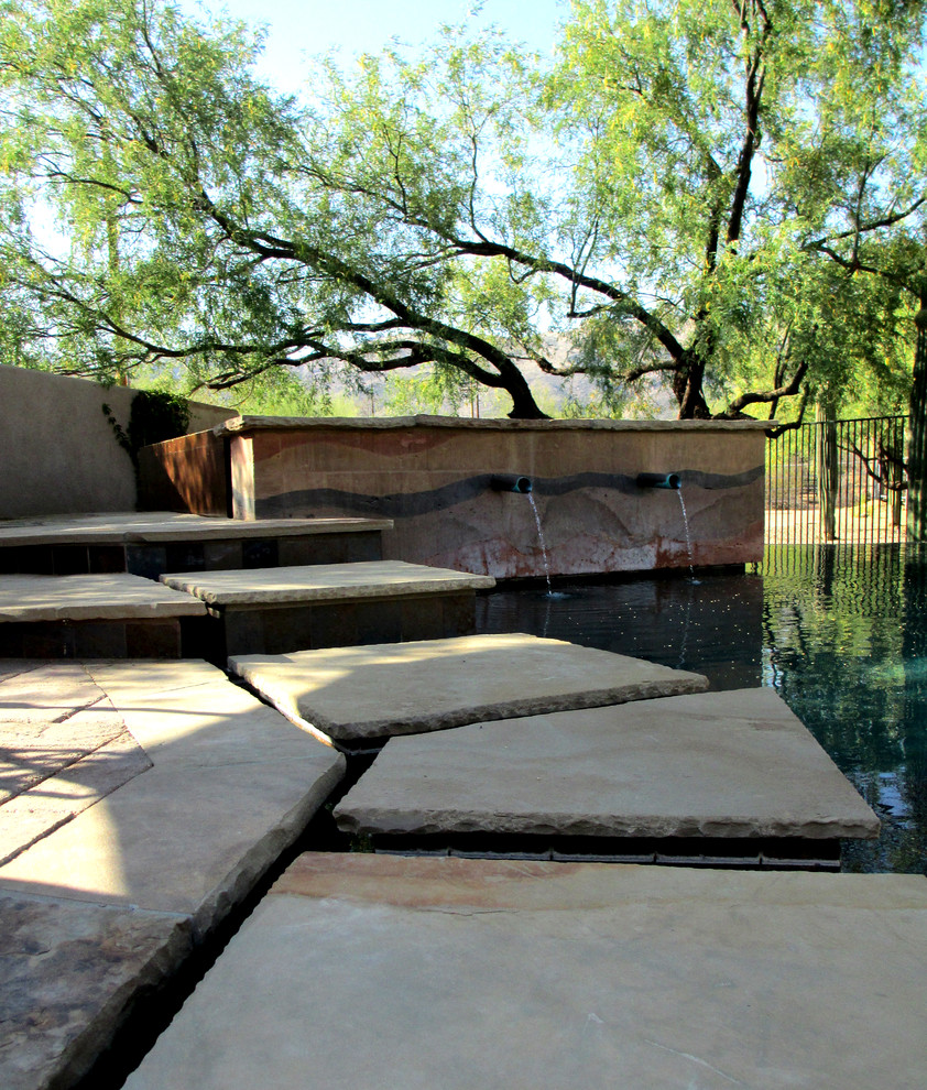 Diseño de piscinas y jacuzzis naturales de estilo americano de tamaño medio a medida en patio trasero con suelo de hormigón estampado