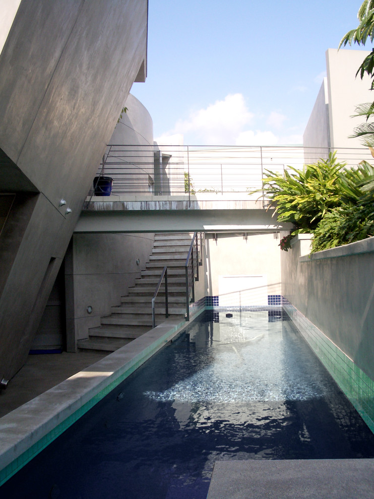 Foto di una piscina monocorsia minimalista