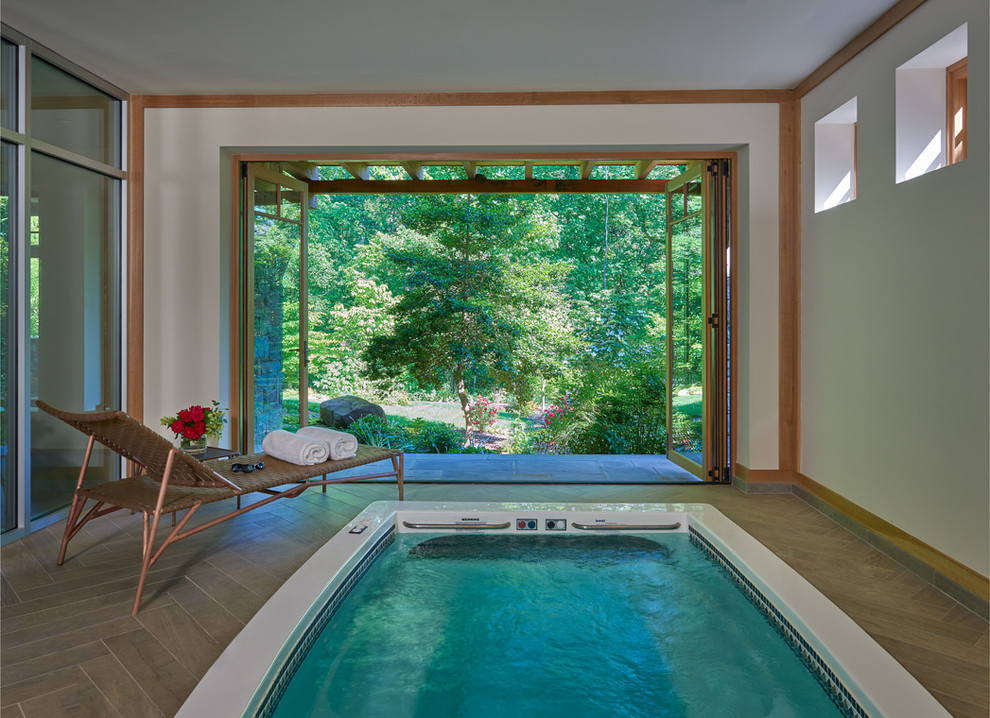 Idée de décoration pour une piscine craftsman de taille moyenne et rectangle avec un bain bouillonnant et du carrelage.