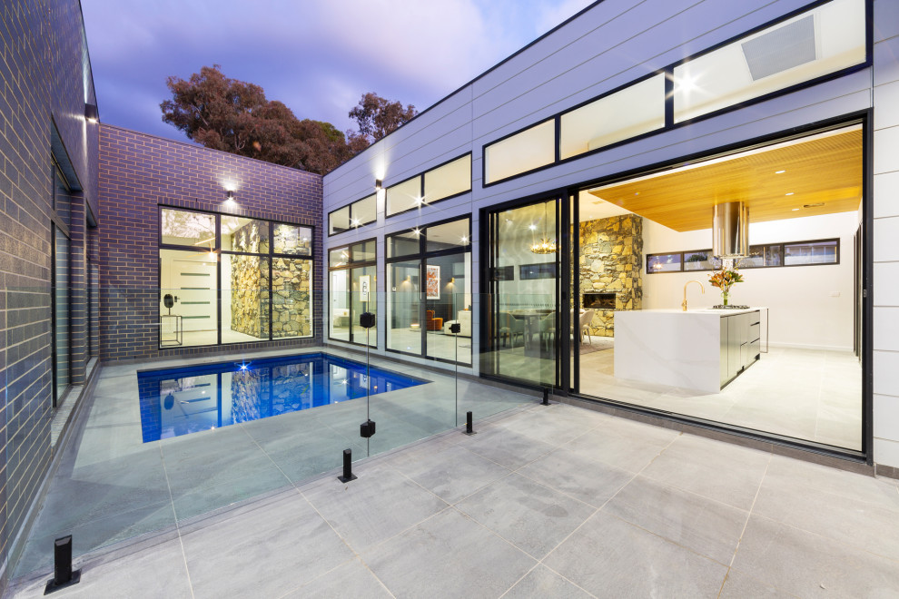 Стильный дизайн: бассейн среднего размера, произвольной формы на внутреннем дворе в стиле модернизм - последний тренд