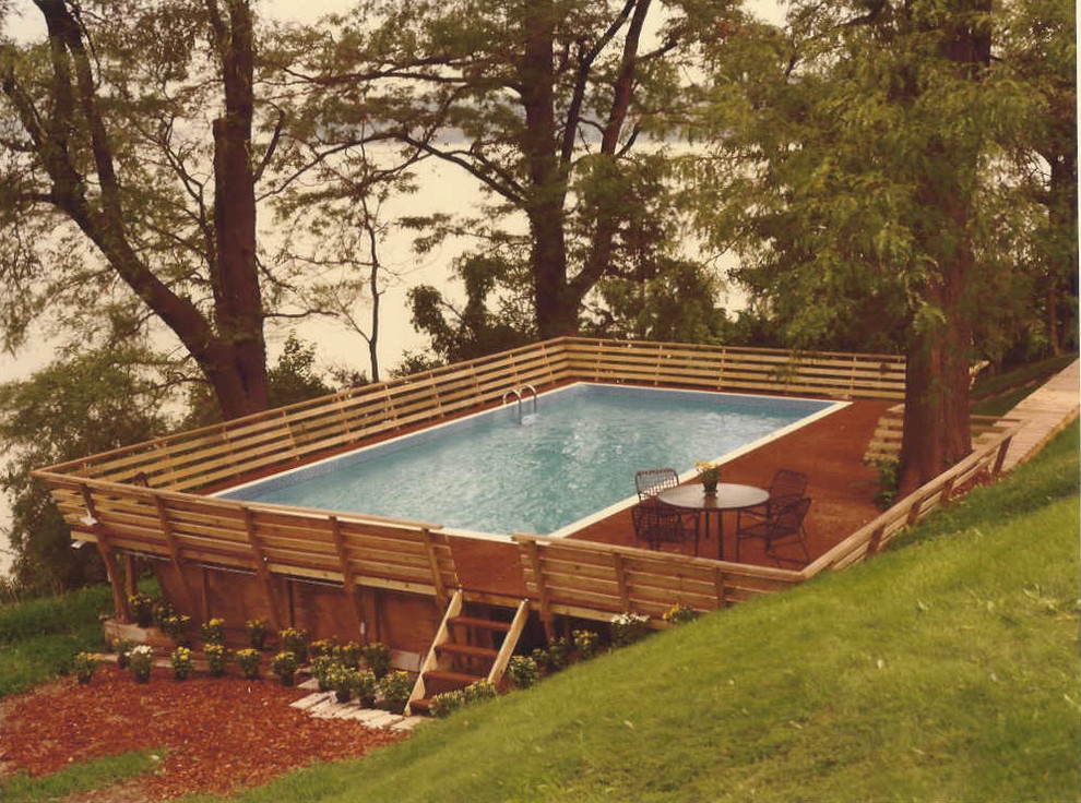 Aménagement d'une piscine arrière et hors-sol moderne de taille moyenne et rectangle avec une terrasse en bois.