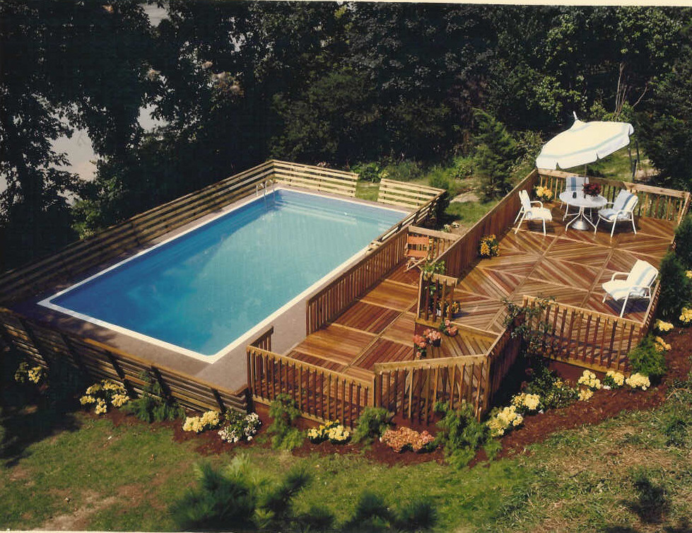 Modelo de piscina elevada minimalista de tamaño medio rectangular en patio trasero con entablado