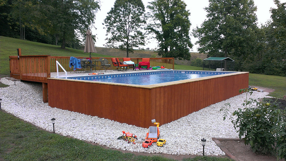 Cette photo montre une piscine arrière et hors-sol moderne de taille moyenne et rectangle avec une terrasse en bois.