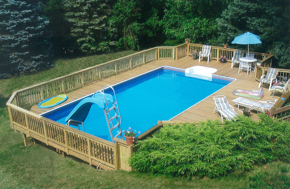 Стильный дизайн: наземный, прямоугольный бассейн среднего размера на заднем дворе в стиле модернизм с настилом и водной горкой - последний тренд