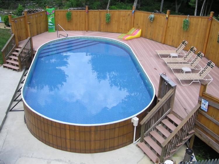 Oberirdischer Mediterraner Pool hinter dem Haus in runder Form mit Betonplatten in New York