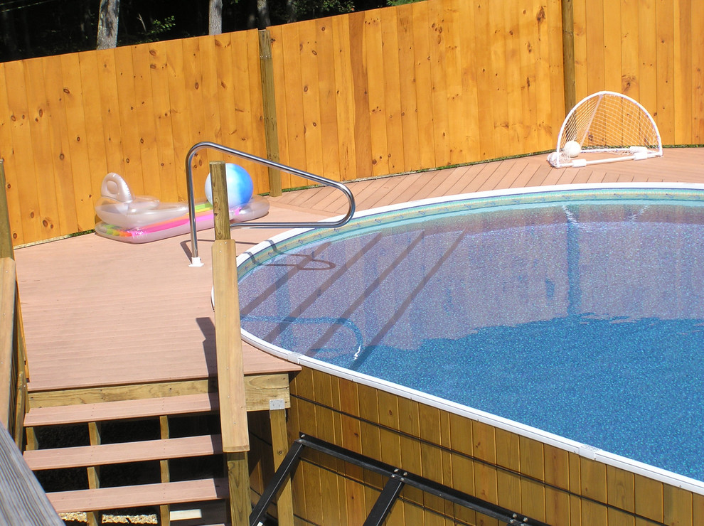 Ejemplo de piscina mediterránea en patio trasero con losas de hormigón