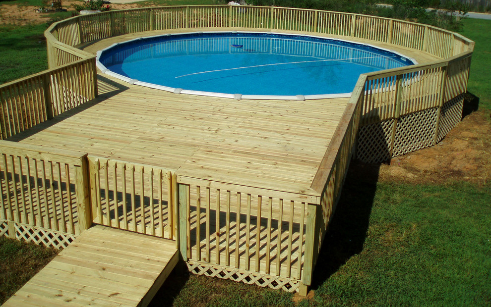 Свежая идея для дизайна: наземный, круглый бассейн среднего размера на заднем дворе - отличное фото интерьера