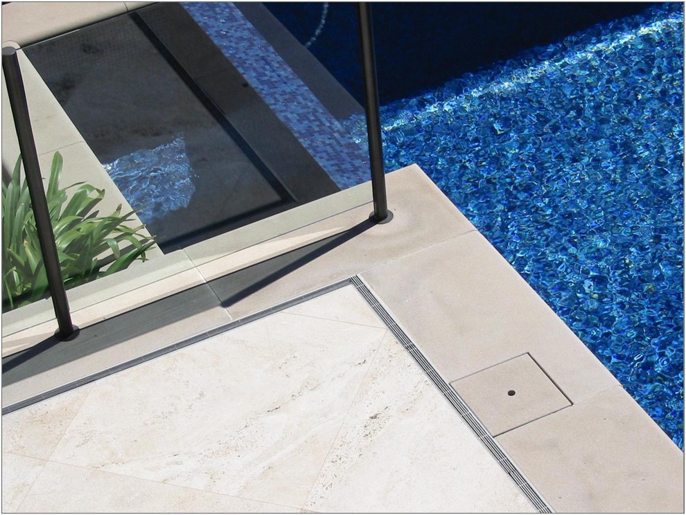 Пример оригинального дизайна: бассейн в современном стиле