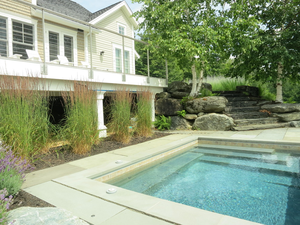 Imagen de piscinas y jacuzzis rústicos pequeños rectangulares en patio delantero con adoquines de piedra natural