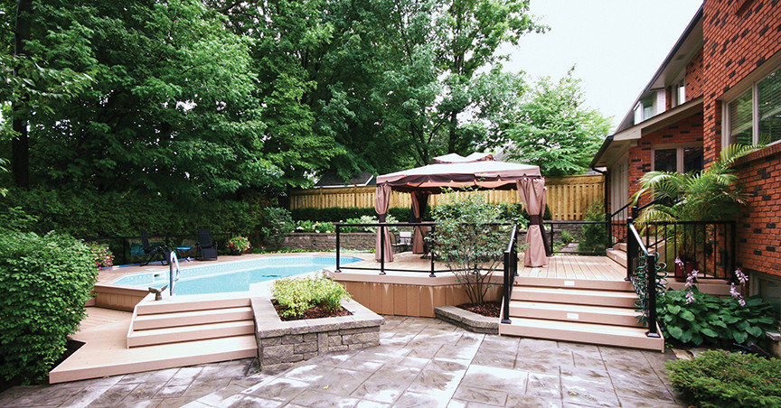 Example of a minimalist backyard l-shaped pool design in Toronto
