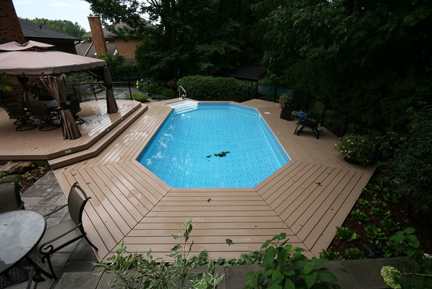 Ispirazione per una grande piscina mediterranea personalizzata dietro casa con pedane