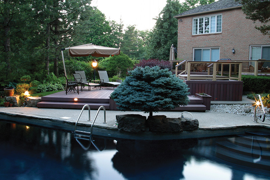 Идея дизайна: угловой бассейн на заднем дворе в стиле модернизм