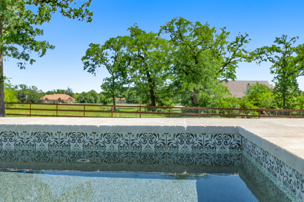 Foto di una piscina naturale rustica personalizzata di medie dimensioni e dietro casa con lastre di cemento