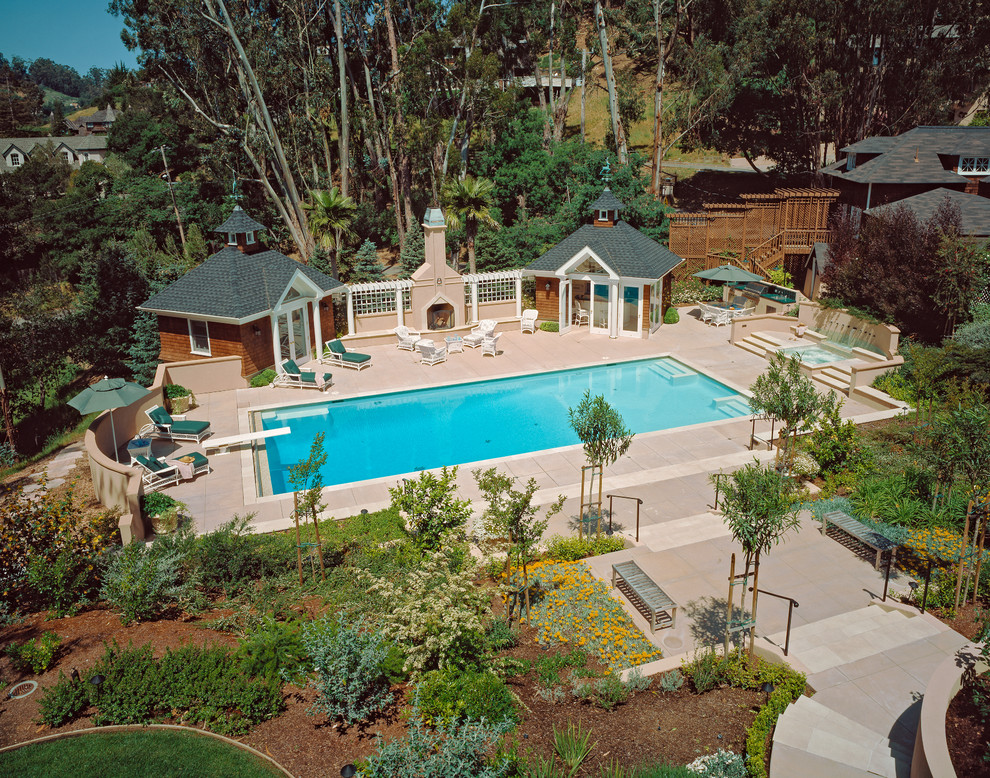 Источник вдохновения для домашнего уюта: огромный спортивный, прямоугольный бассейн на заднем дворе в современном стиле с домиком у бассейна и покрытием из бетонных плит