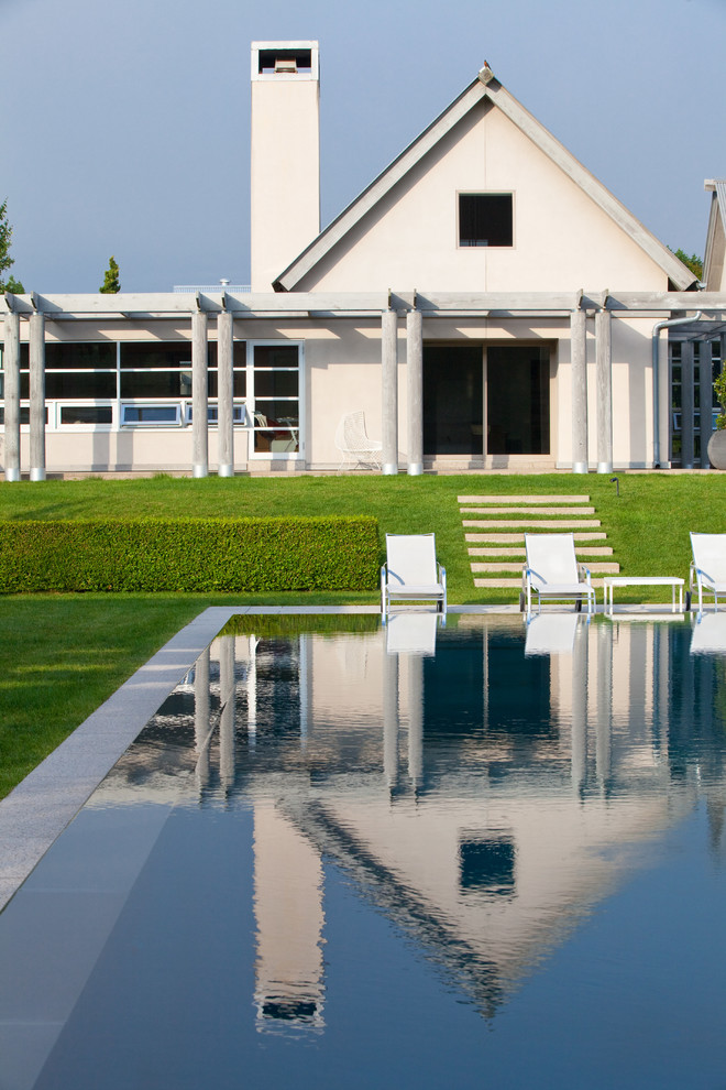 Foto de piscina infinita clásica renovada