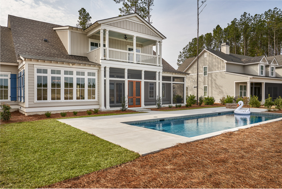 Großer Moderner Schwimmteich hinter dem Haus in rechteckiger Form mit Betonplatten in Charleston