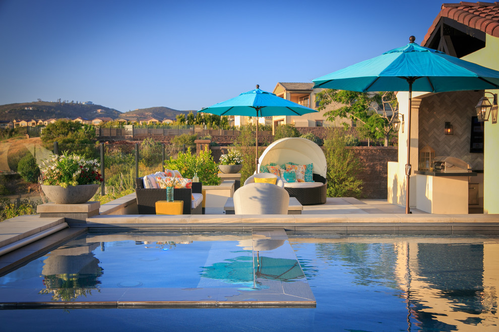 Oberirdischer, Mittelgroßer Klassischer Pool hinter dem Haus in rechteckiger Form mit Grillplatz in San Diego